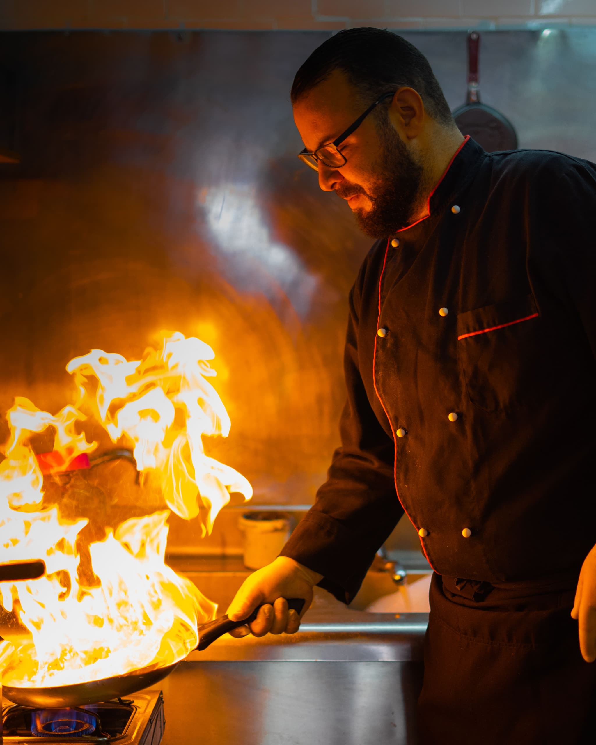Koch flambiert in der Restaurantküche